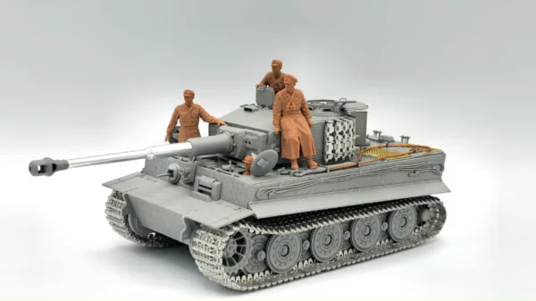 special pack takom dynamo models Tiger I and his crew